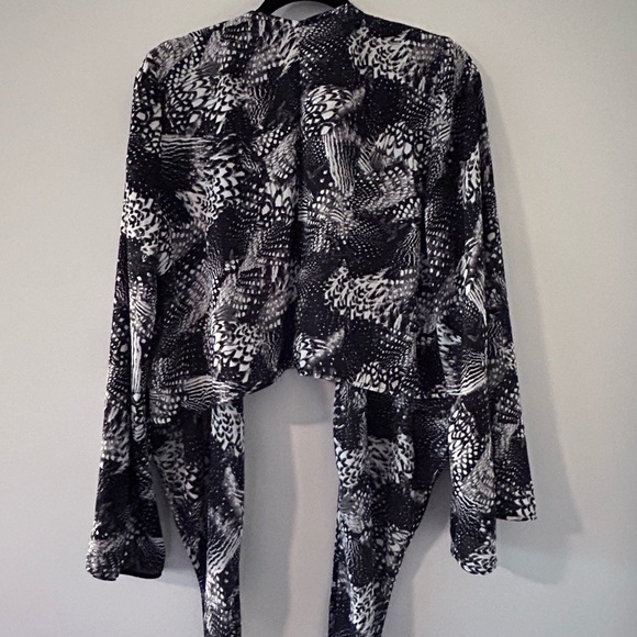 H & M • Black & White Womens Top • sz M - Picture 8 of 10